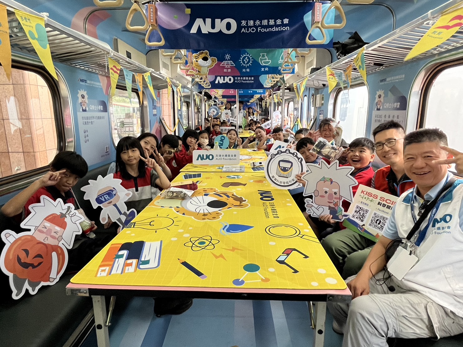 EZPay永續基金會參與「臺灣科普環島列車」，設計基礎科學車廂課程，以「淨零碳排和永續能源」為主題，讓學生透過創意實驗認識淨零知識，以及思考生活中的減碳行為