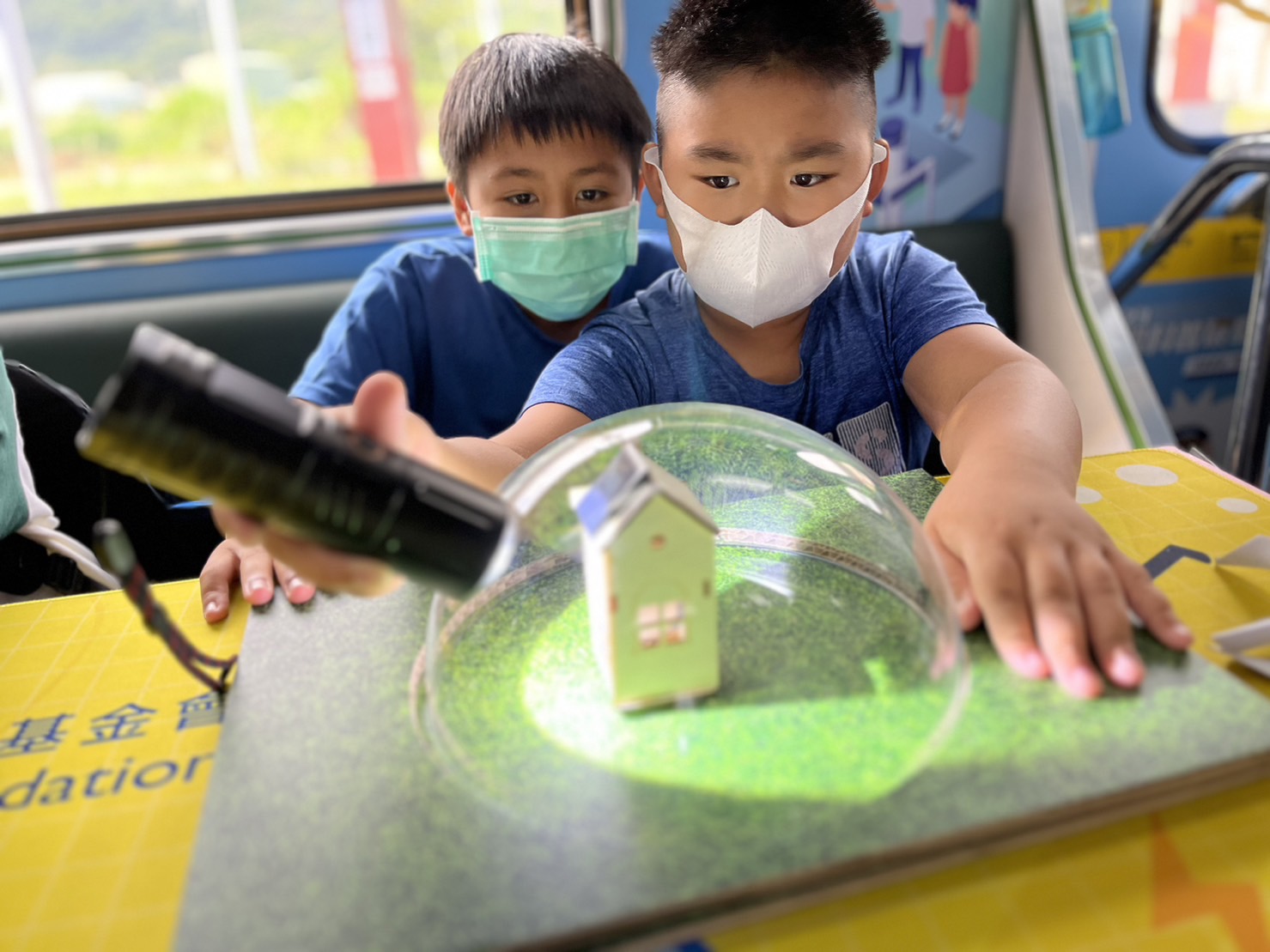 EZPay參與基礎科學主題車廂，以STEAM教學精神，設計「逐日科學家」、「太陽能工程師」以及「淨零建築師」三大能源科普課程和實驗